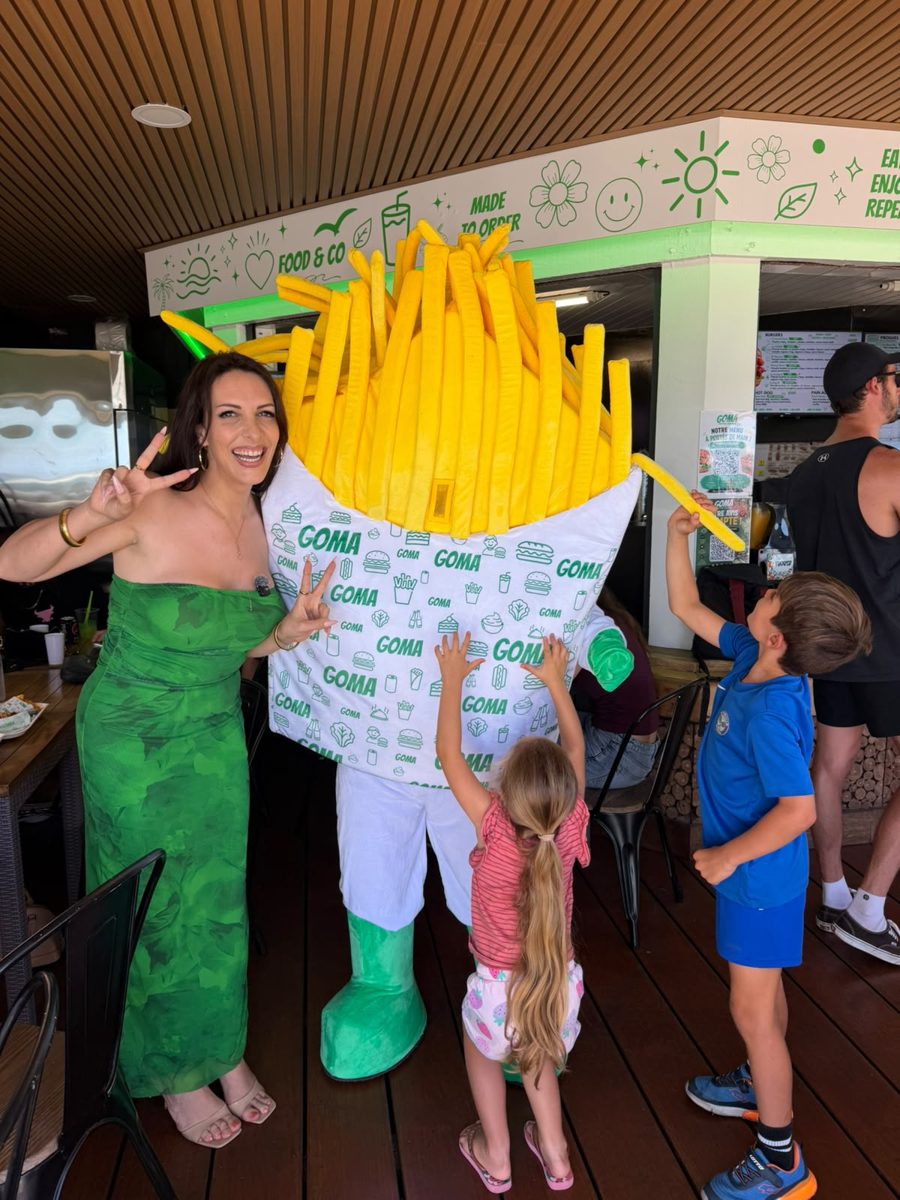 Laura NC avec la mascotte GOMA au restaurant